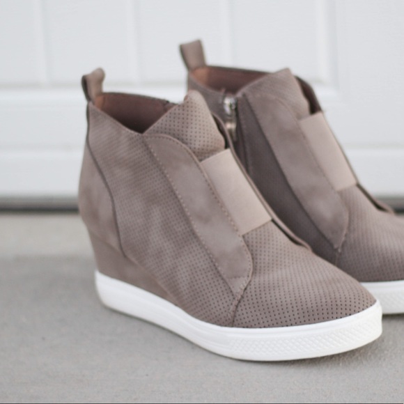 LAST PAIR SIZE 5.5! Taupe sneaker wedges - Picture 4 of 5